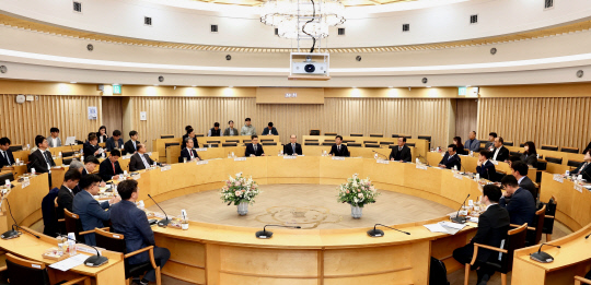 과기정통부와 교육부는 15일 경북대에서 '대학-출연연 협력 강화를 위한 현장 간담회'를 개최했다. 과기정통부 제공